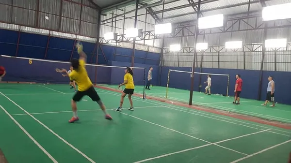 Hệ thống đèn chiếu sáng trên sân được lắp đặt đầy đủ, đạt chuẩn quốc gia