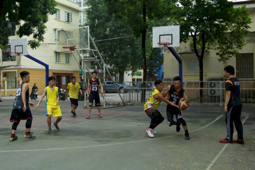 Sân Ký túc xá Mễ Trì là địa chỉ quen thuộc của dân chơi bóng rổ