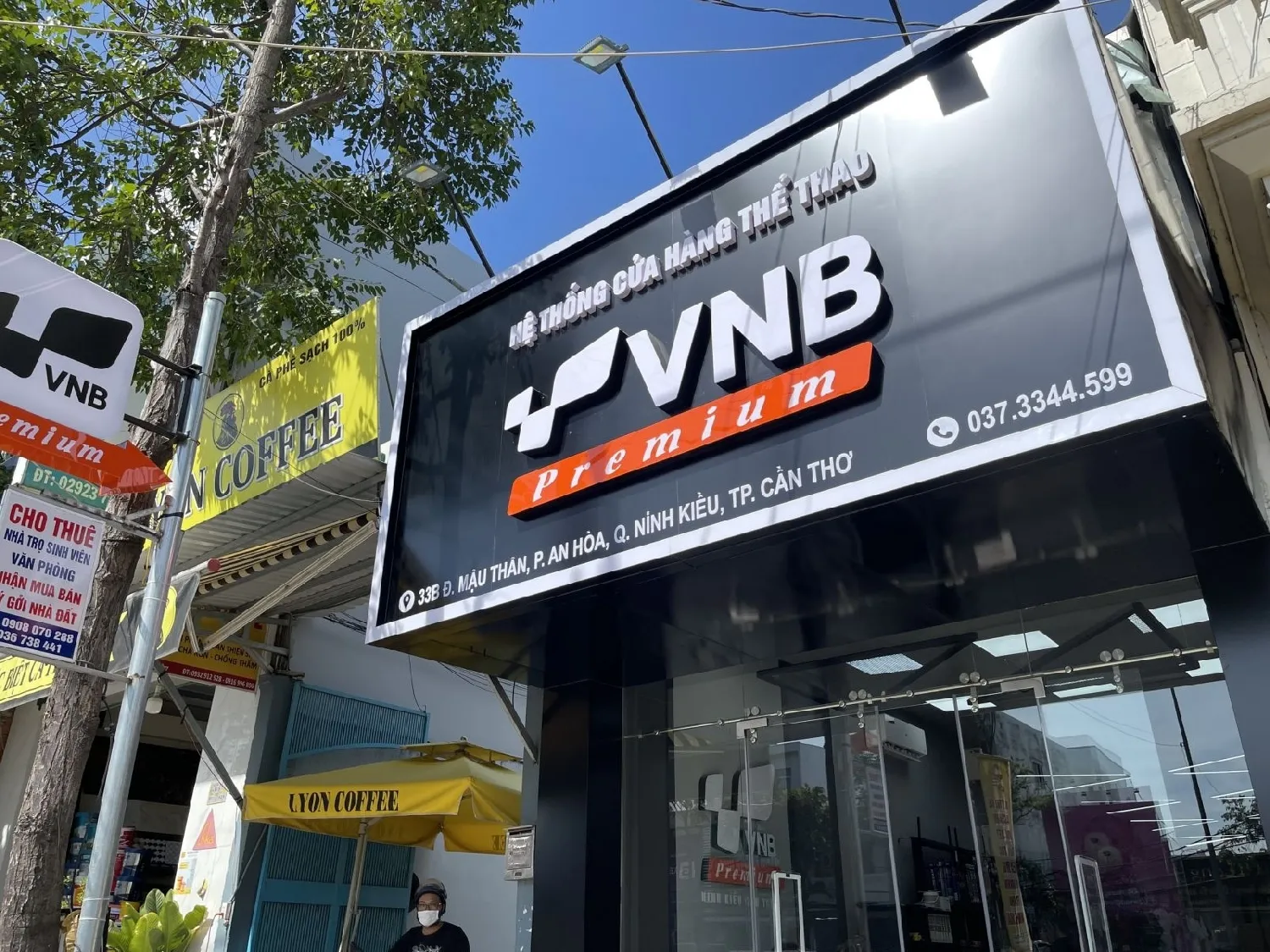Shop thể thao Cần Thơ VNB Sports với không gian trưng bày hiện đại