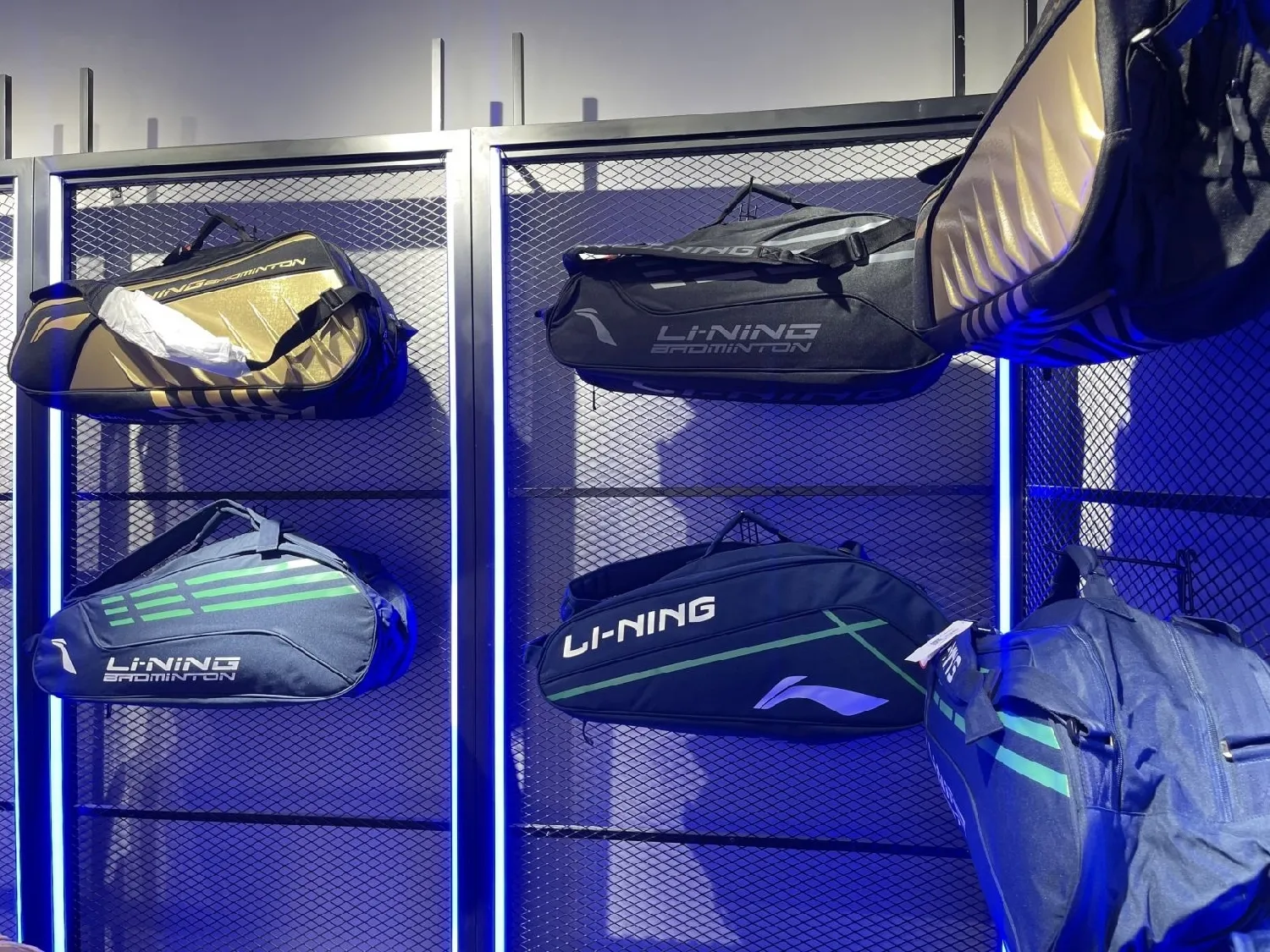 Khu vực trưng bày vợt cầu lông đa dạng tại shop thể thao Cần Thơ