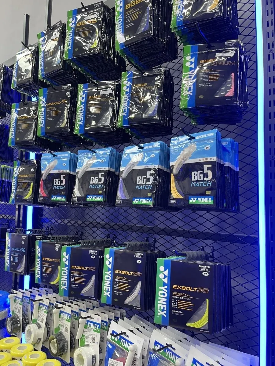 Dịch vụ đan vợt chuyên nghiệp với máy điện tử tại shop thể thao Cần Thơ