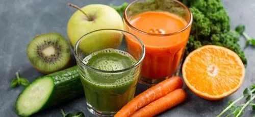 Nước ép rau củ cung cấp vi chất dồi dào với mật độ calo thấp, hỗ trợ tăng lượng rau trong chế độ ăn