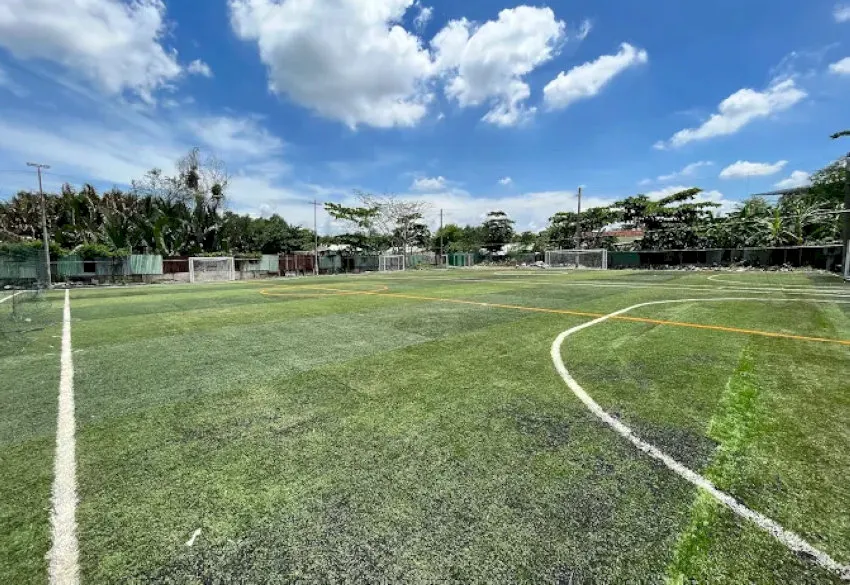 Tận hưởng không gian thoáng mát khi chơi đá banh khi chơi tại sân - Nguồn: Internet