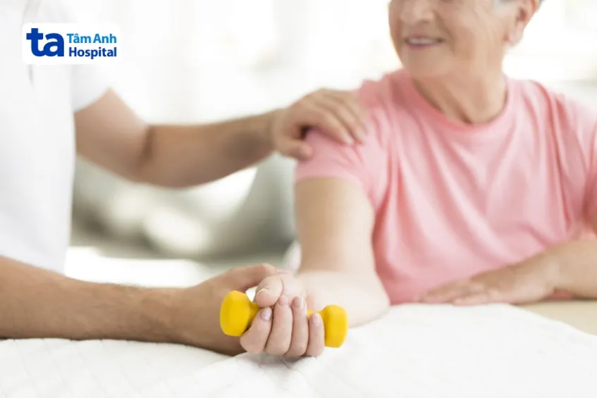 tay liệt cần vận động sau tai biến nhẹ