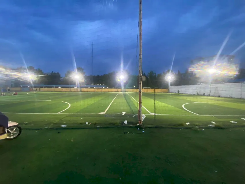 Tổ hợp sân bóng đá 367 Hoàng Hoa Thám được đầu tư cải tạo đồng bộ với mặt cỏ nhân tạo thế hệ mới