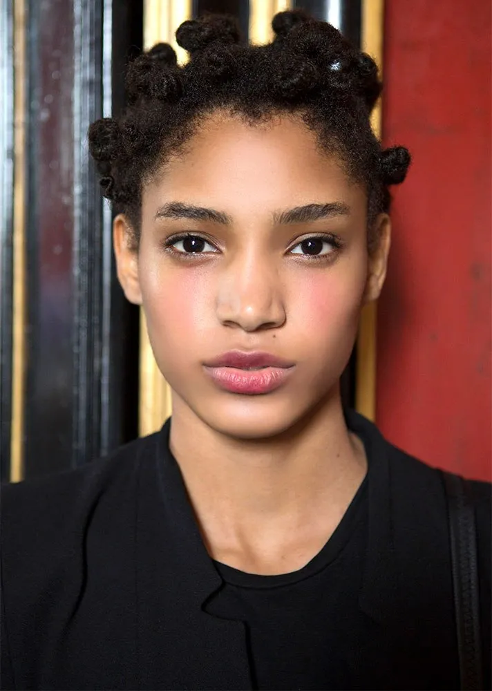 Tóc búi nhỏ bảo vệ kết cấu tóc trong khi vận động