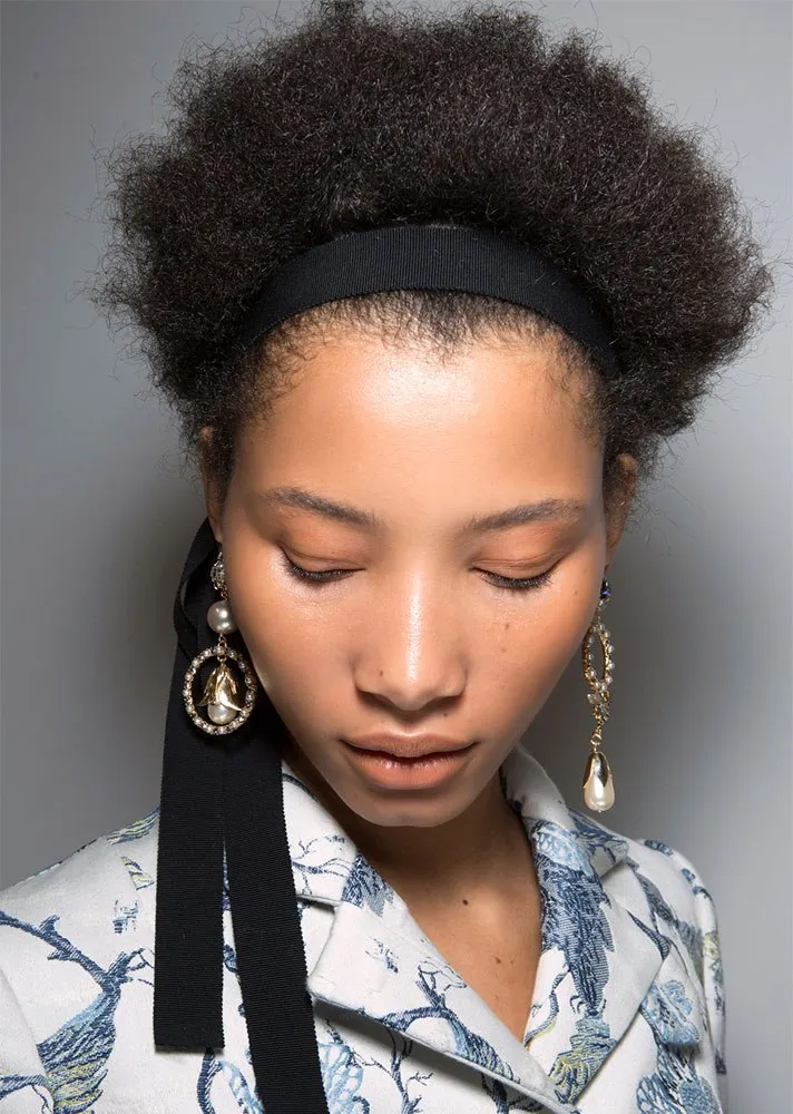 Phá cách với headband cho mái tóc xoăn tự nhiên