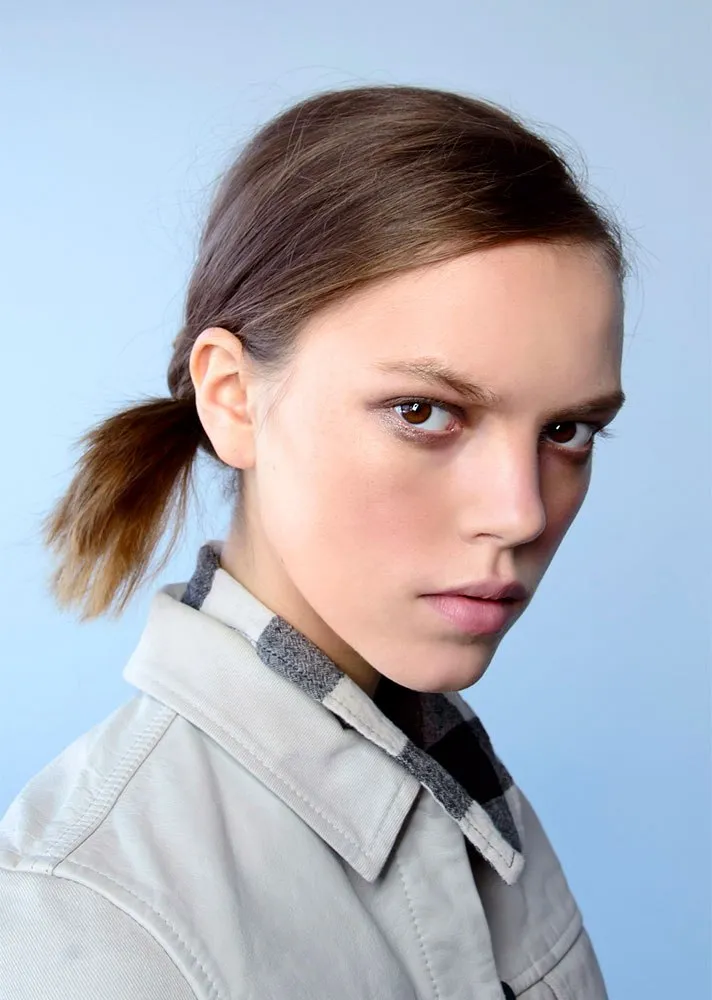 Tóc đuôi ngựa ngắn kết hợp kẹp tăm cố định