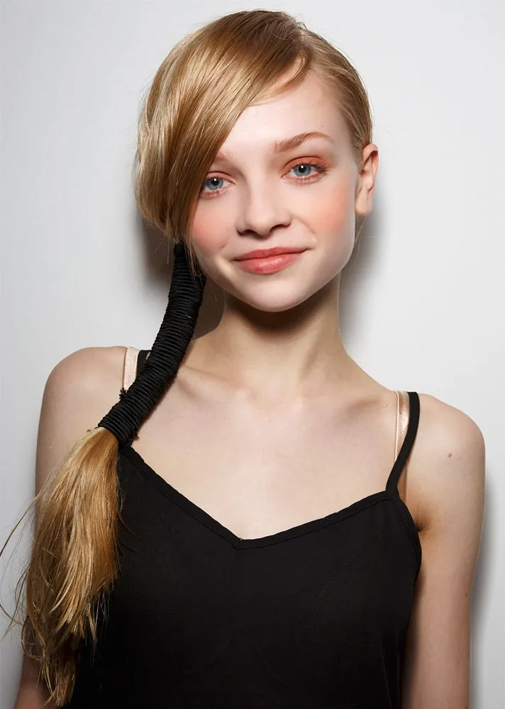 Tóc đuôi ngựa thấp buộc vải thun tránh rối tóc