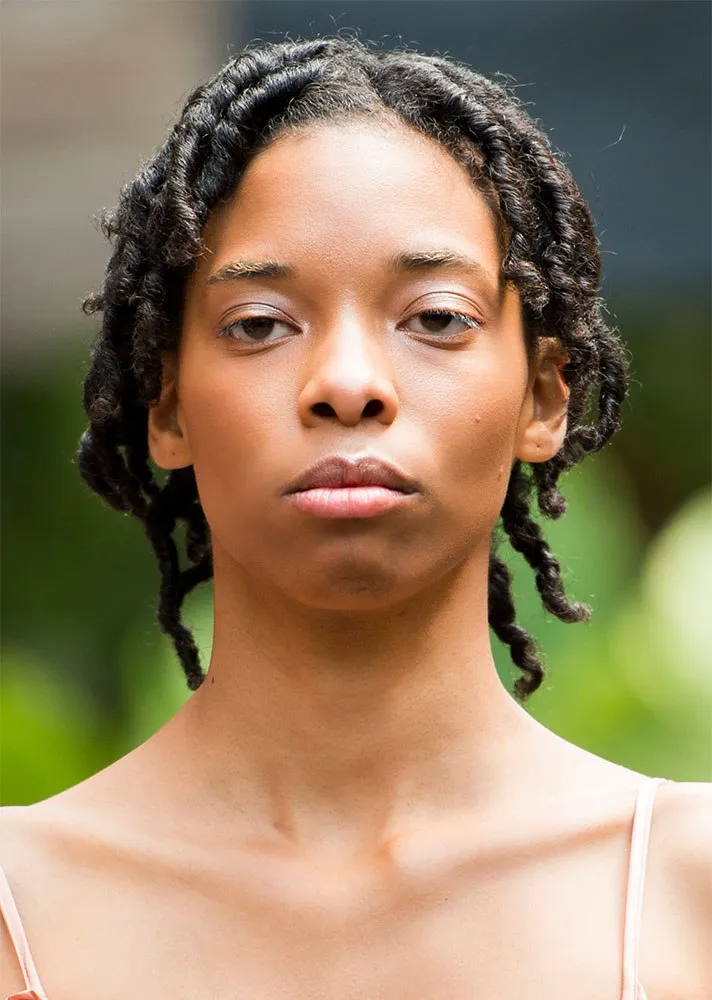 Khăn quấn đầu kết hợp tóc xoăn phong cách thể thao