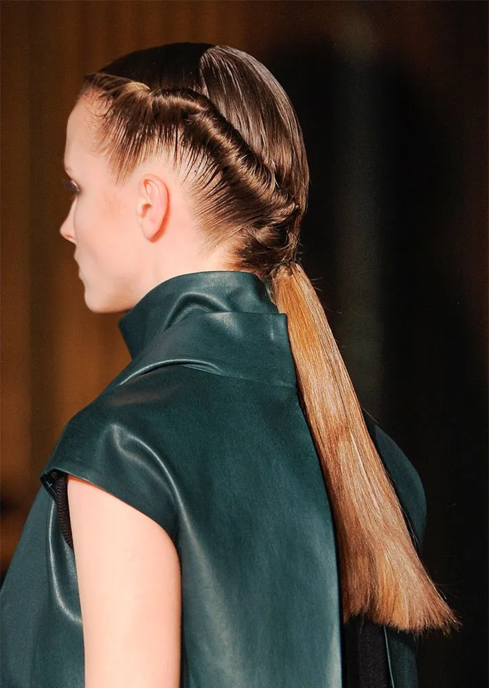 Tóc đuôi ngựa xoắn hai bên cho nữ tập gym