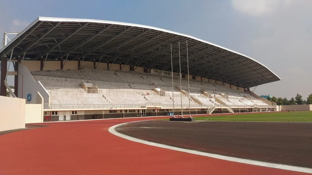 Khu vực khán đài sân vận động Dĩ An sân vận động dĩ an với khu vực khán đài và đường biên sân