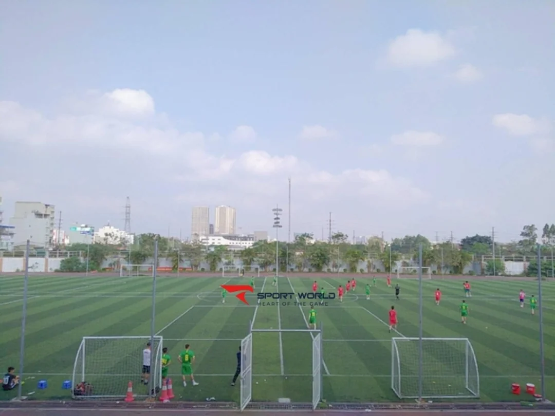 khu vực khán đài và mặt sân vận động hoài đức