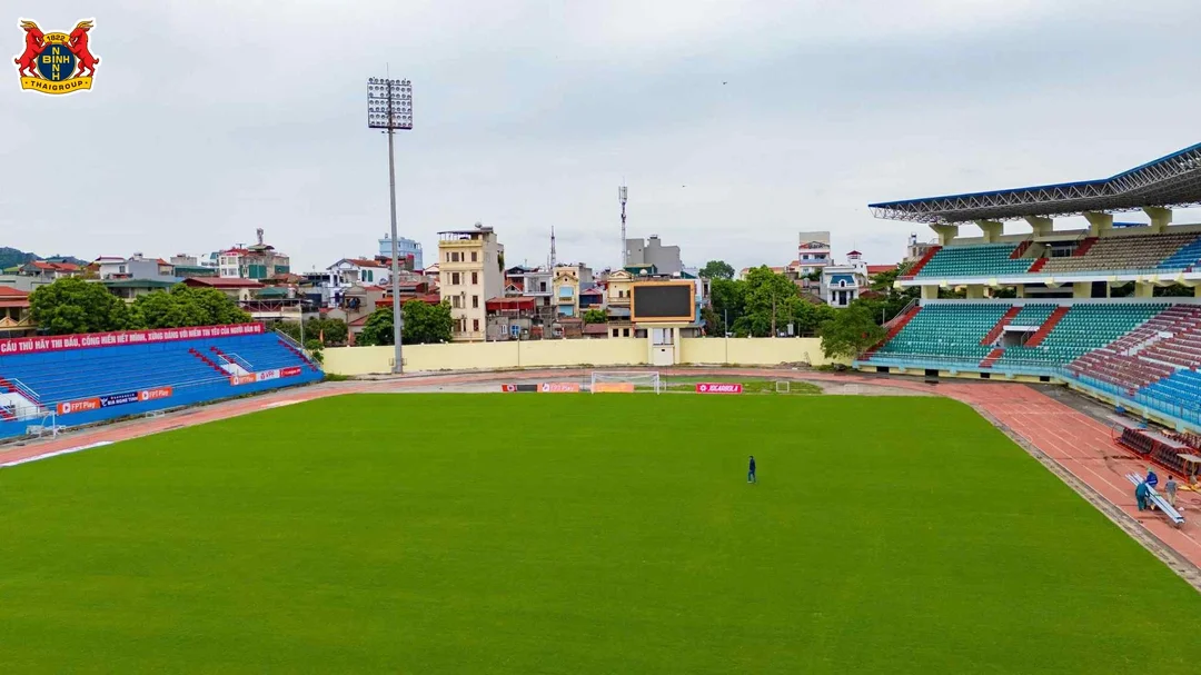 mặt cỏ sân vận động ninh bình arena sau khi làm mới