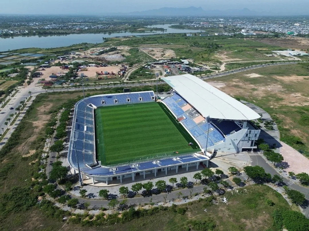 sân vận động hòa xuân và khu vực khán đài chính
